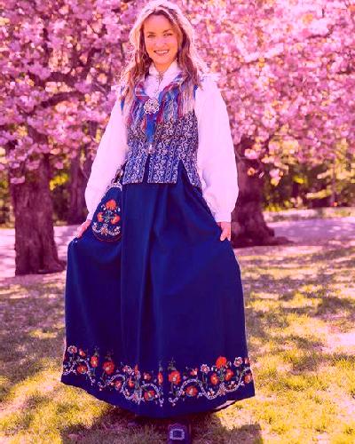 Abril Aldover escort