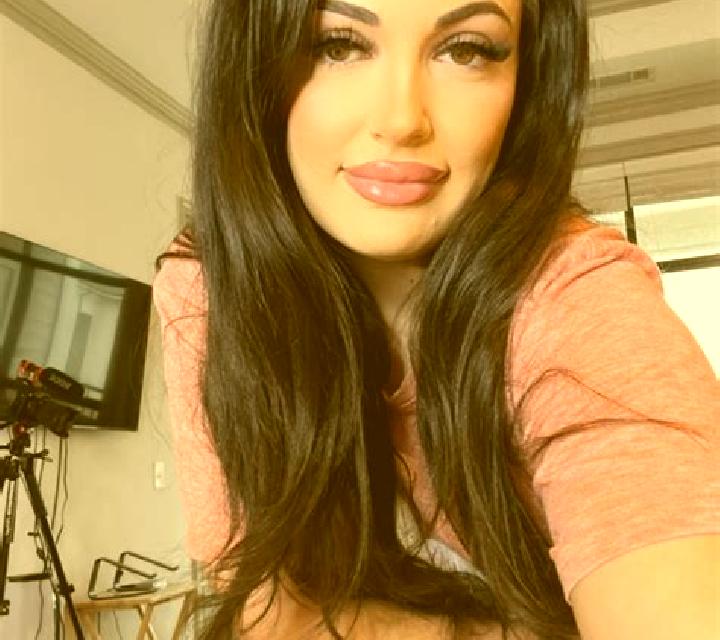 Camila Binefar escort