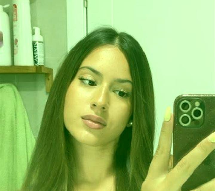 Isabela Larva escort