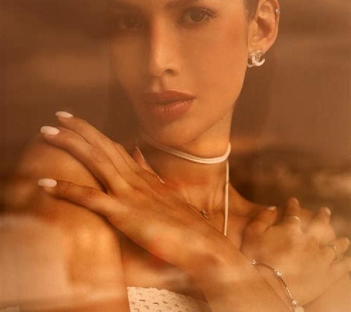Isabella Pinor escort